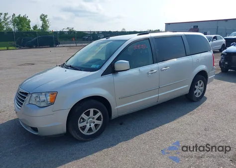 2010 Chrysler Town & Country Touring Plus z USA, uszkodzony, nr VIN 2A4RR8D19AR442324
